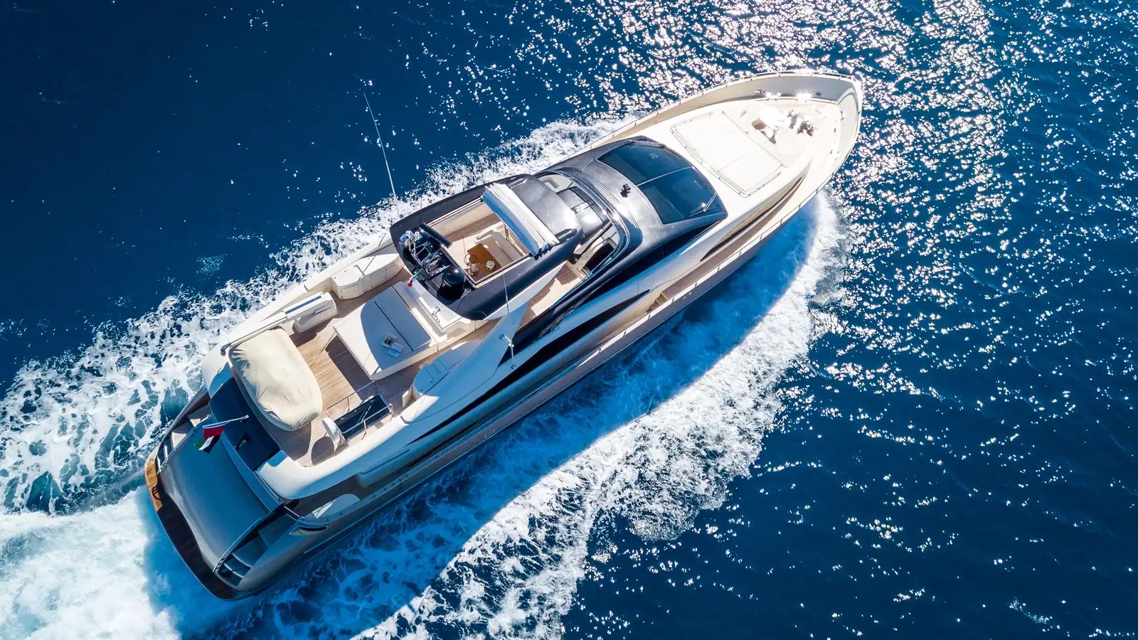 Yate a motor navegando por el Mediterráneo, visto desde el aire