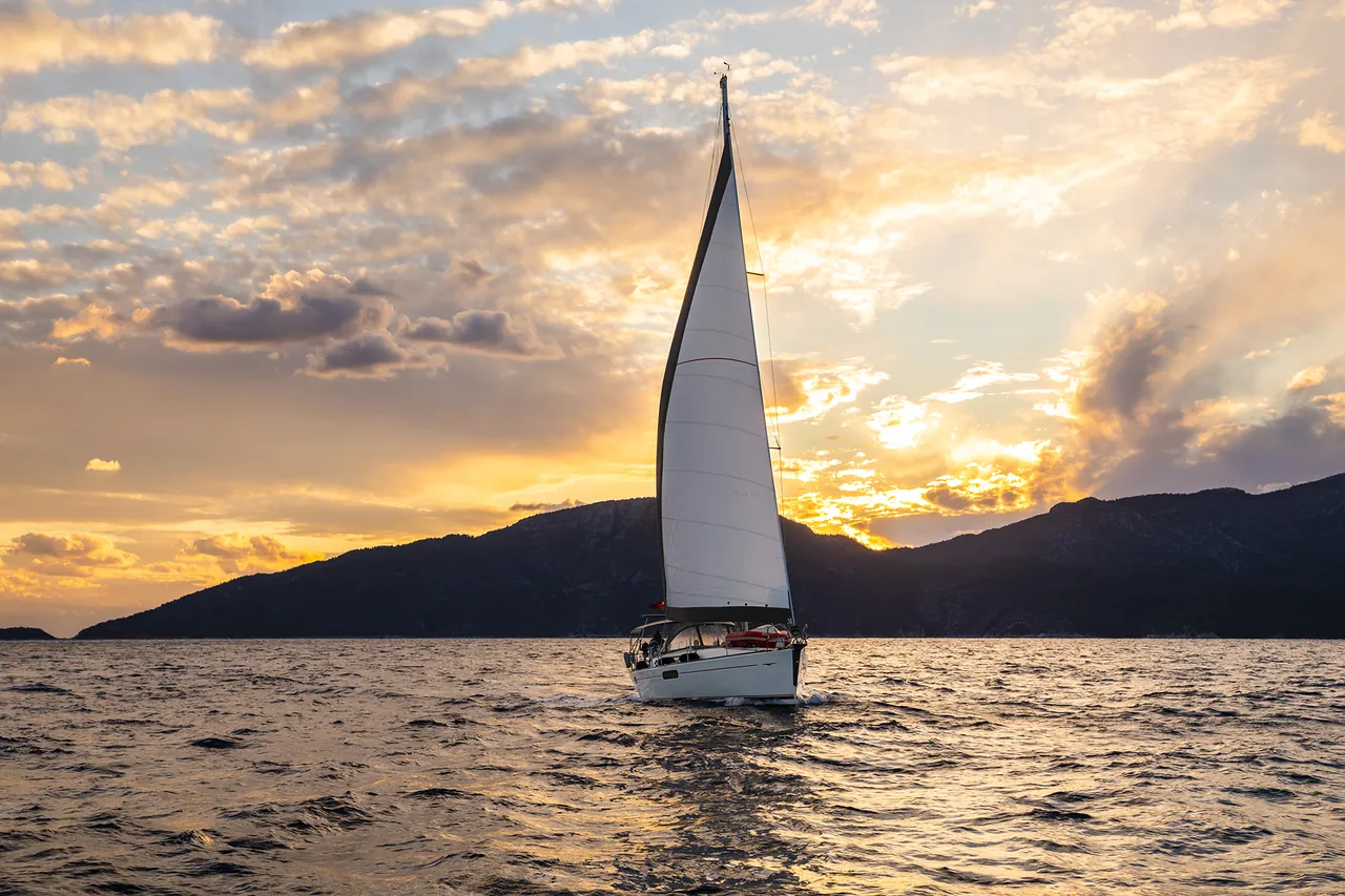 Velero navegando al atardecer